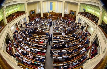 Відтепер депутати не братимуть помічниками-консультантами родичів