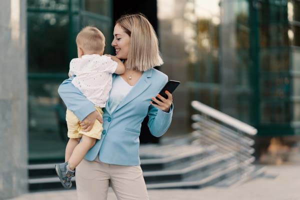 Держпраці: за жінкою зберігається право отримання соціальної допомоги при народженні дитини, якщо вона працює неповний робочий день