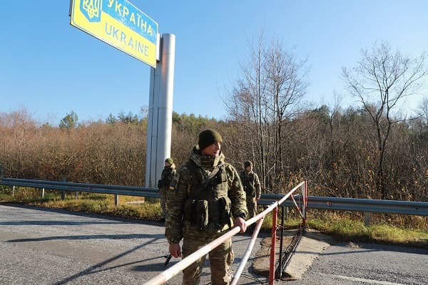 Які документи мають пред’явити під час перетину кордону чоловіки призовного віку