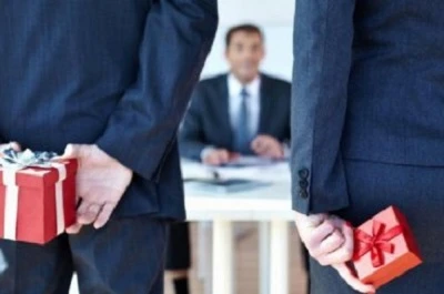 Що є подарунком для держслужбовця, а що хабарем — роз’яснює Держпраці