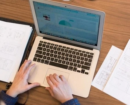 За дистанційної роботи можна працювати у будь-якому громадському місці, але не цілодобово. Роз’яснює Мінекономіки