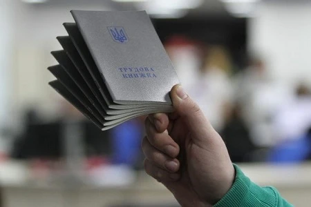 Працівник відсутній на роботі в день звільнення: зберігати чи пересилати трудову книжку? Працівник відсутній на роботі в день звільнення: зберігати чи пересилати трудову книжку?