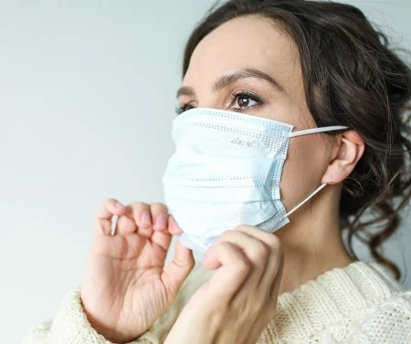 Роз’ясніть працівникам, як правильно носити медичні маски та рукавички Роз’ясніть працівникам, як правильно носити медичні маски та рукавички