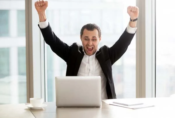 Уряд визначив перелік КВЕД, за якими працівники отримають карантинні 8 тисяч Уряд визначив перелік КВЕД, за якими працівники отримають карантинні 8 тисяч