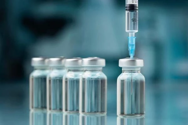 Не лише для освітян і держслужбовців. Щеплення від ковіду будуть обов’язковими для працівників державних установ і підприємств, поштових послуг та соціальних працівників