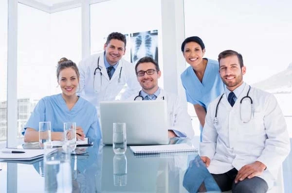 Уряд підвищить базову зарплату медпрацівникам