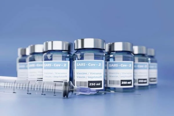 Відсьогодні можуть працювати тільки вакциновані працівники медзакладів, комунальних підприємств та ОМС