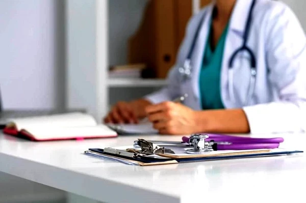 Чи оплачувати лікарняний, якщо працівник перебуває у відпустці за власний рахунок, — зауваги від Держпраці