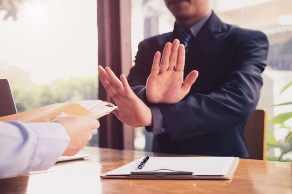 Підприємство знаходиться у зоні бойових дій: що заборонено роботодавцю