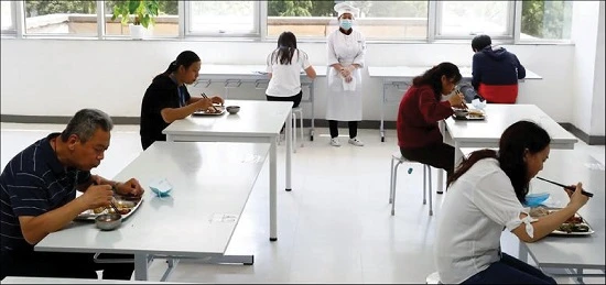 Соціальна дистанція в офісних приміщеннях