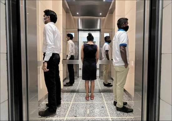 Соціальна дистанція в офісних приміщеннях