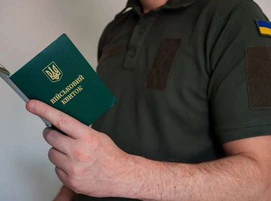 Працівник служить після завершення контракту: дії роботодавця